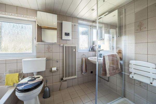 Tageslicht Bad mit Dusche und Wanne