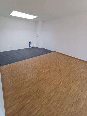 Wohnbereich/ offene Küche Parkettboden