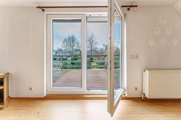 Wohnzimmer mit Zugang zum Balkon Obergeschoss