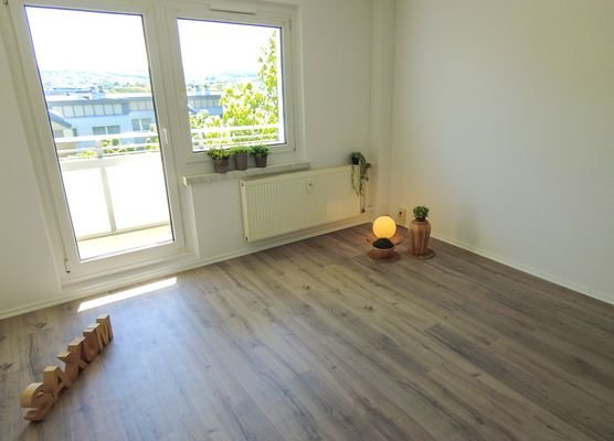 Wohnzimmer mit Blick zum Balkon