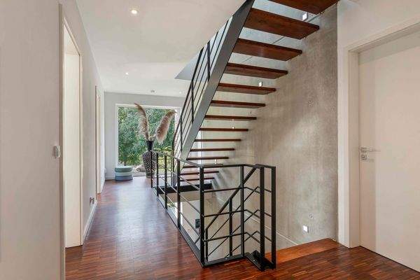 Heller Galerie-Flur im OG