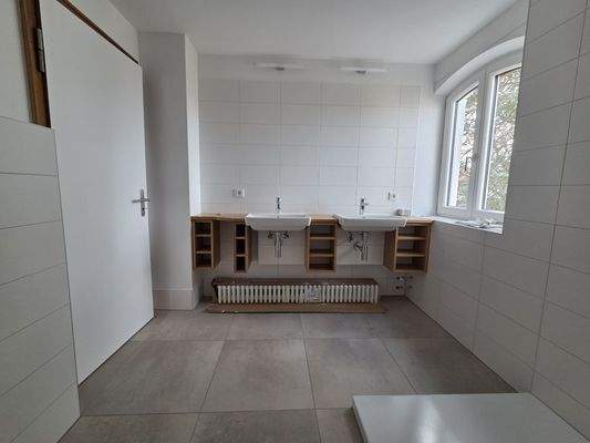 1.OG - Bad mit Doppelwaschtisch und Fenster
