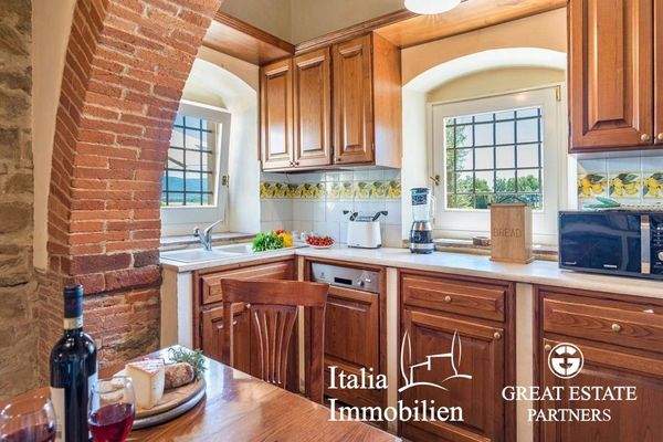 Schöne helle Villa in herrlicher Lage mit Türmchen, Pool, Weinberg und Olivenhain