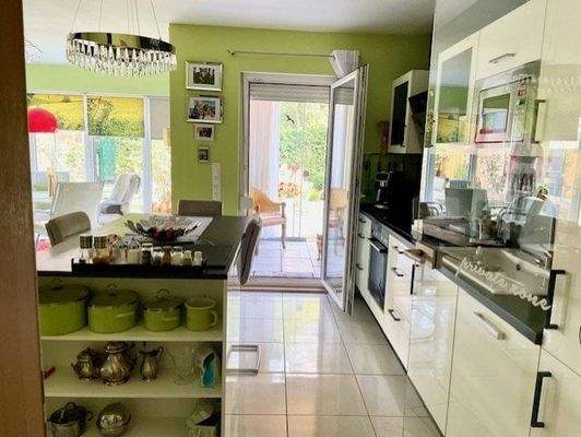 Küche mit Durchgang zum Wintergarten