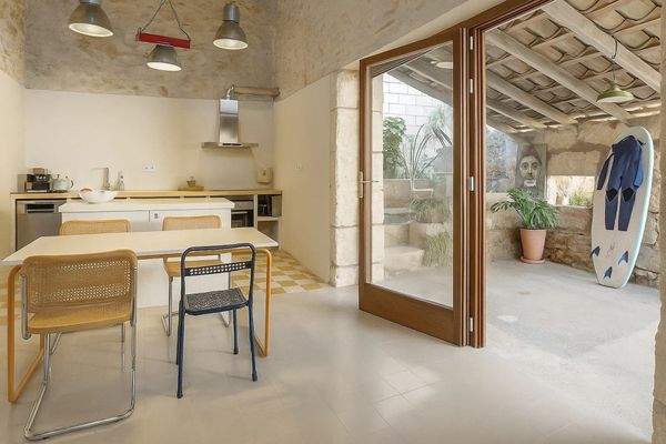 Küche und überdachte Terrasse