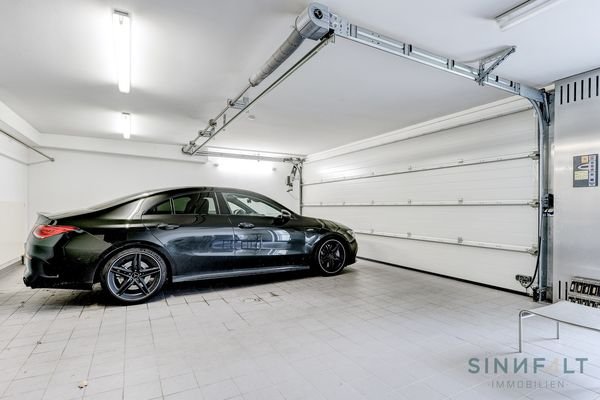 Große Garage im Haus