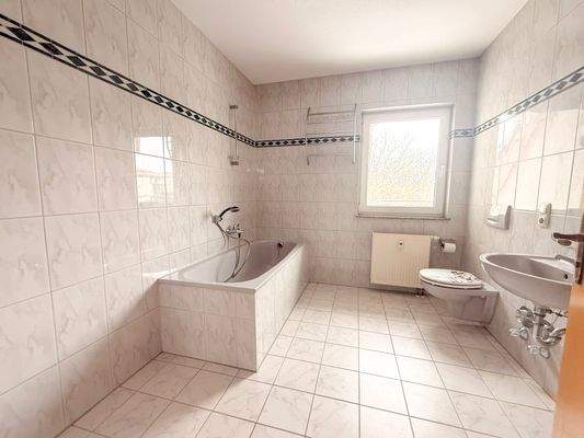 Badezimmer mit Wanne 