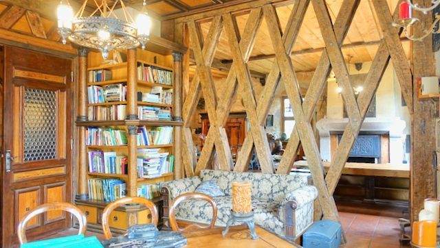 Rittersaal Bibliothek 3.jpeg