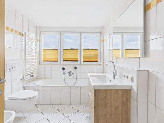 Helles Badezimmer mit Badewanne