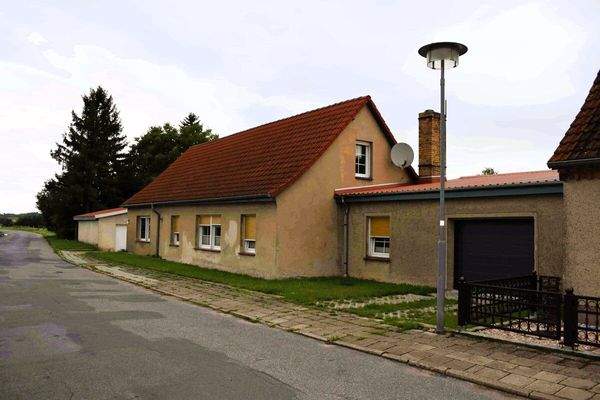 Straßenansicht mit Garage