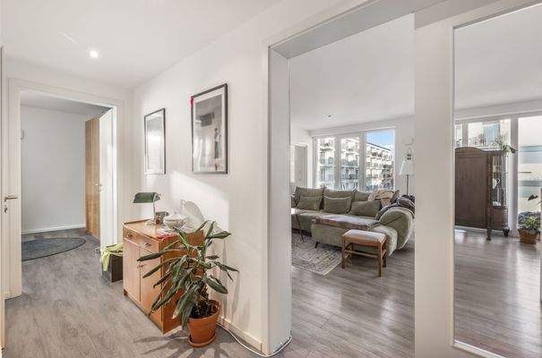 Flurbereich mit Blick ins Wohnzimmer