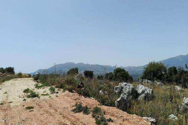Kreta, Litsarda: Ruhiges Grundstück mit Baugenehmigung und atemberaubender Aussicht auf die Landschaft zu verkaufen