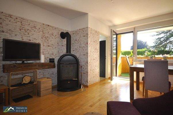 WÖRGL - Anlage-Objekt - Blick in den Wohnzimmerbereich und mit dem Ofen