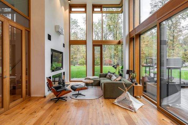 Heller Wohnbereich mit großen Fensterfronten und Blick in den Garten