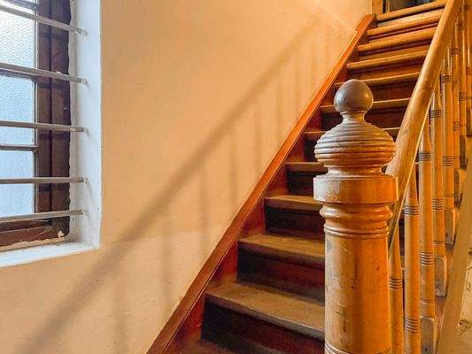 Original Holztreppe zum Kellergeschoss