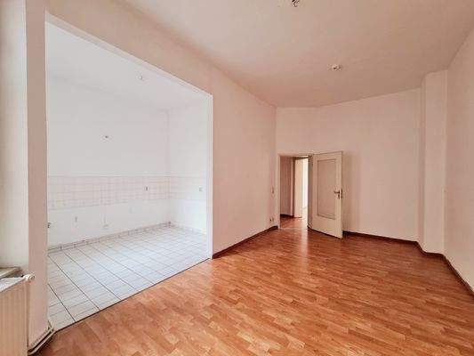 Wohnzimmer mit offener Küche