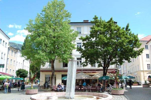 Gebäudeansicht mit Brunnen