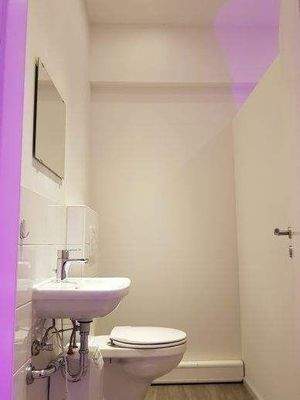 Geräumiges modernes WC