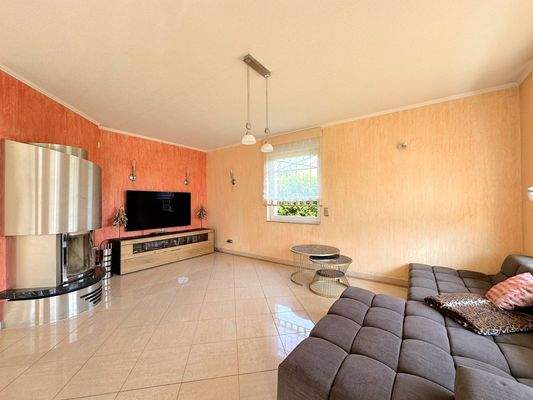 Wohnbereich mit Kamin und vielen bodentiefen Fenstern