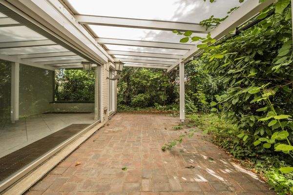 Große überdachte Terrasse