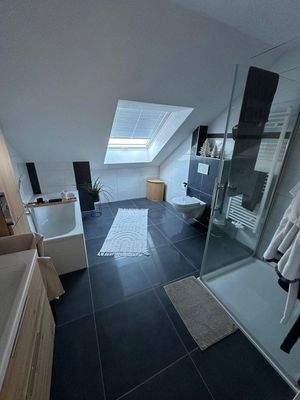 mit Dusche, Badewanne, WC