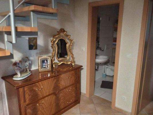 Diele im Erdgeschoss mit Blick in das Gästebad