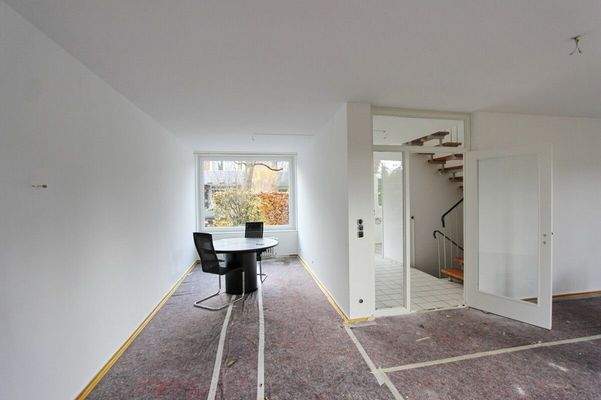 Essbereich mit Blick in den Eingangsbereich