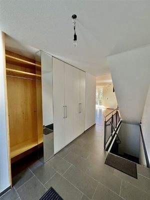 Eingangsbereich mit praktischem Einbau-Garderobens