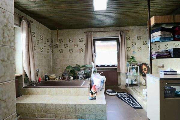 Tageslichtbad Obergeschoß mit Dusche und Badewanne