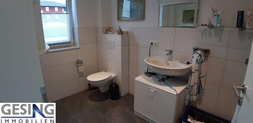 Badezimmer mit Fenster