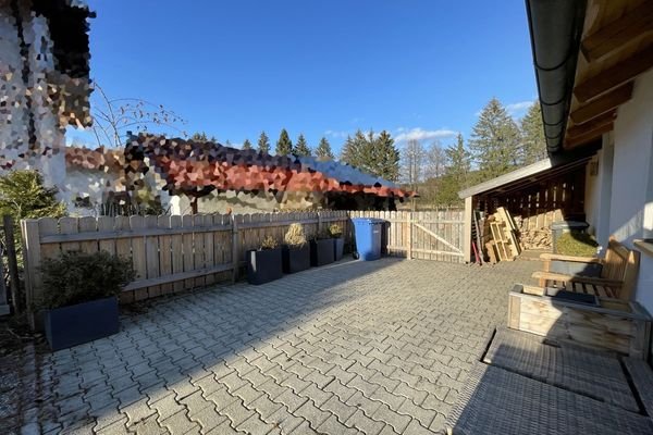 weitere Terrasse (mit Holzlege)