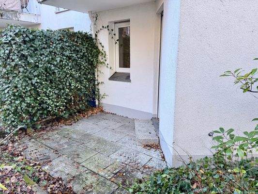 6qm geschütze Terrasse Innenhof.jpeg