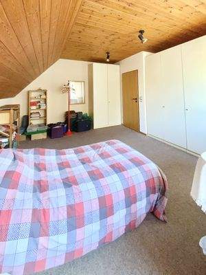 sehr geräumig und mit Einbauschränken