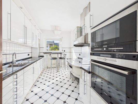 Helle Küche mit Essecke