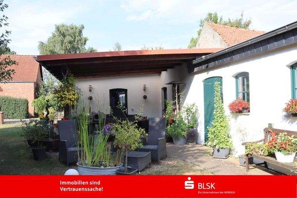 überdachte Terrasse mit Sitzgelegenheit