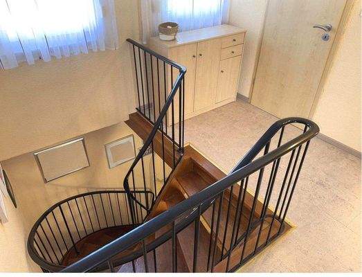 DG_Flur mit Treppe EG