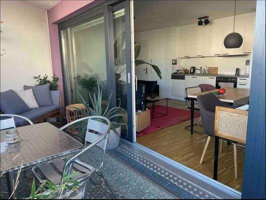 Balkon mit Blick ins Wohnzimmer/ Küche