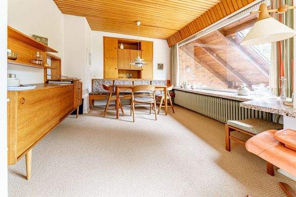 Separater Essbereich im Wohnzimmer.