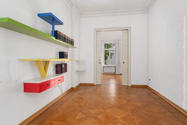 Wohn- oder Esszimmer (21,32m²) zwischen Küche und Wohnzimmer (im Hintergrund).