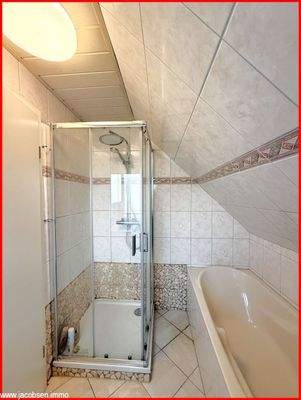 Badezimmer im Dachgeschoss 