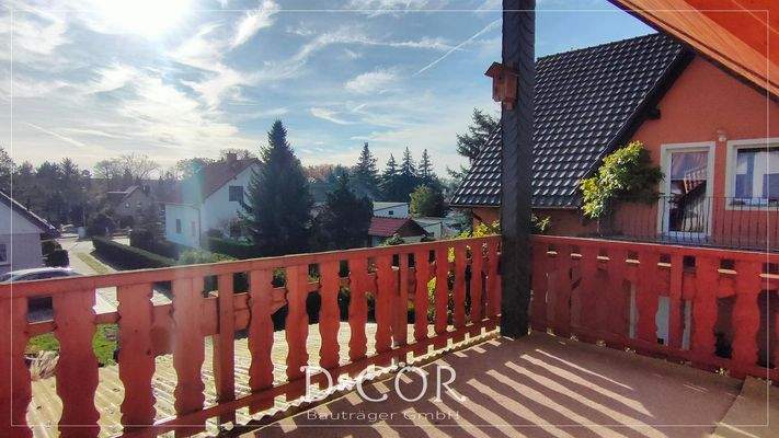 überdachter Balkon direkt am Schlafzimmer