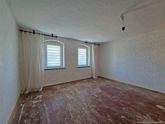 Unsaniertes Zimmer im Dachgeschoss