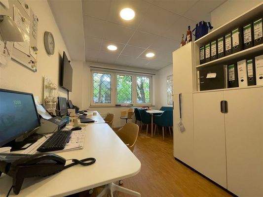 Aufenthaltsraum mit Büro und Sitzecke