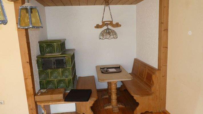 Essecke mit Kachelofen