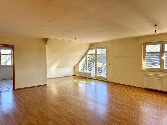 Lichtdurchfluteter Wohn- und Essbereich