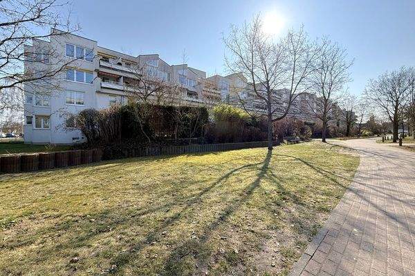 gepflegte Außenanlagen mit Sitzgelegenheiten