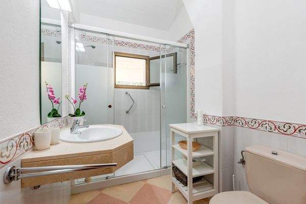 Eines von 3 Badezimmern