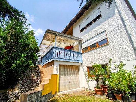 Garage hinter dem Haus