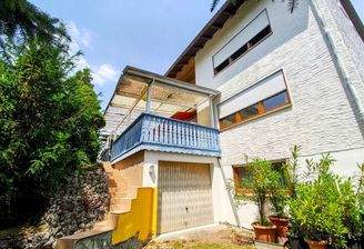 Garage hinter dem Haus