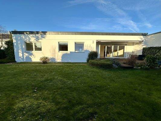 Moderner Bungalow mit großzügiger Wiesengrundstück 